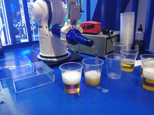 机器人租赁展厅讲解互动机器人调酒倒酒机械臂商演